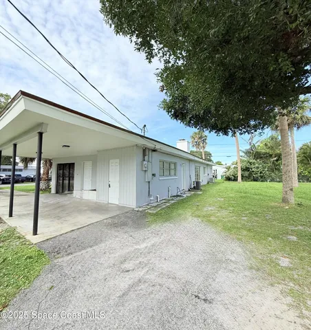 a view of a house with backyard and garden