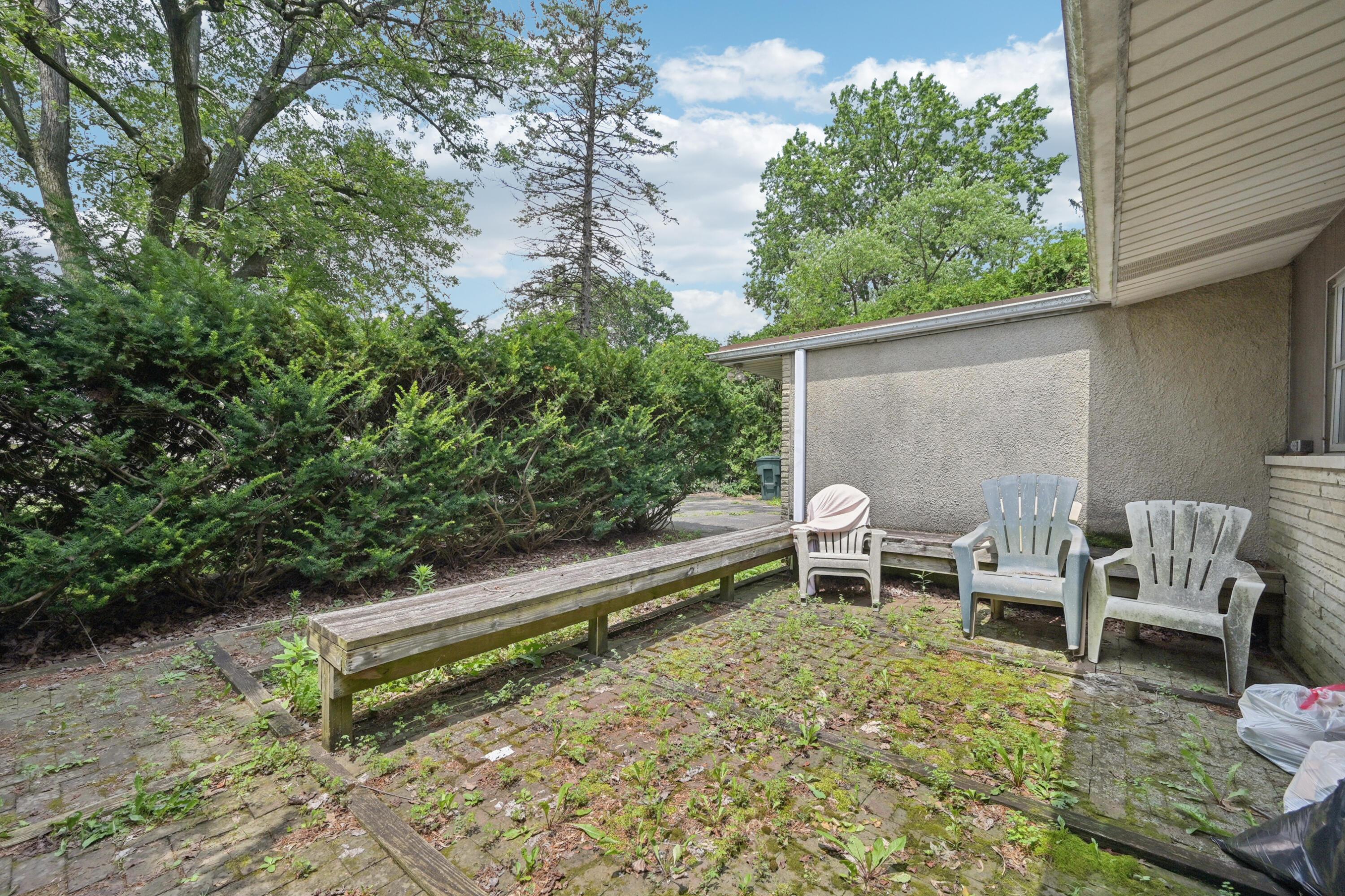 1068 McNaughten Road Columbus, OH 43213 - Photo 6 of 11 front patio