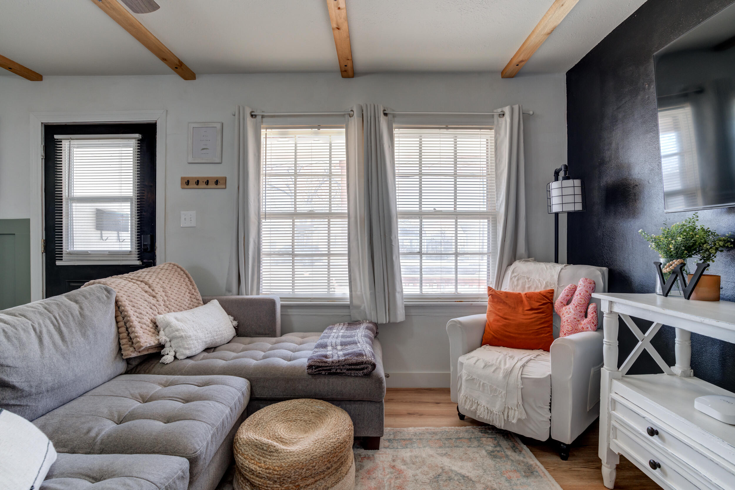 300 Aileen Street Plainview, TX 79072 - Photo 7 of 28 a living room with furniture and a large window