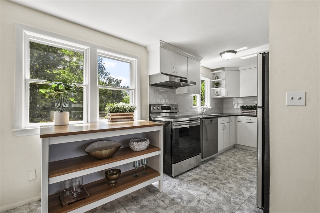 79 Ravenswood Road Waltham, MA 02453 - Photo 7 of 35 Gallery Image 7