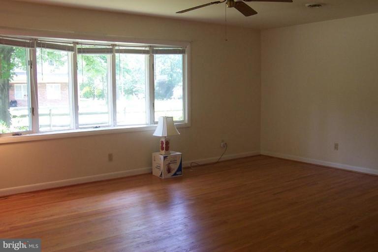 914 Edgewood Road Edgewater, MD 21037 - Photo 10 of 18 Living Room