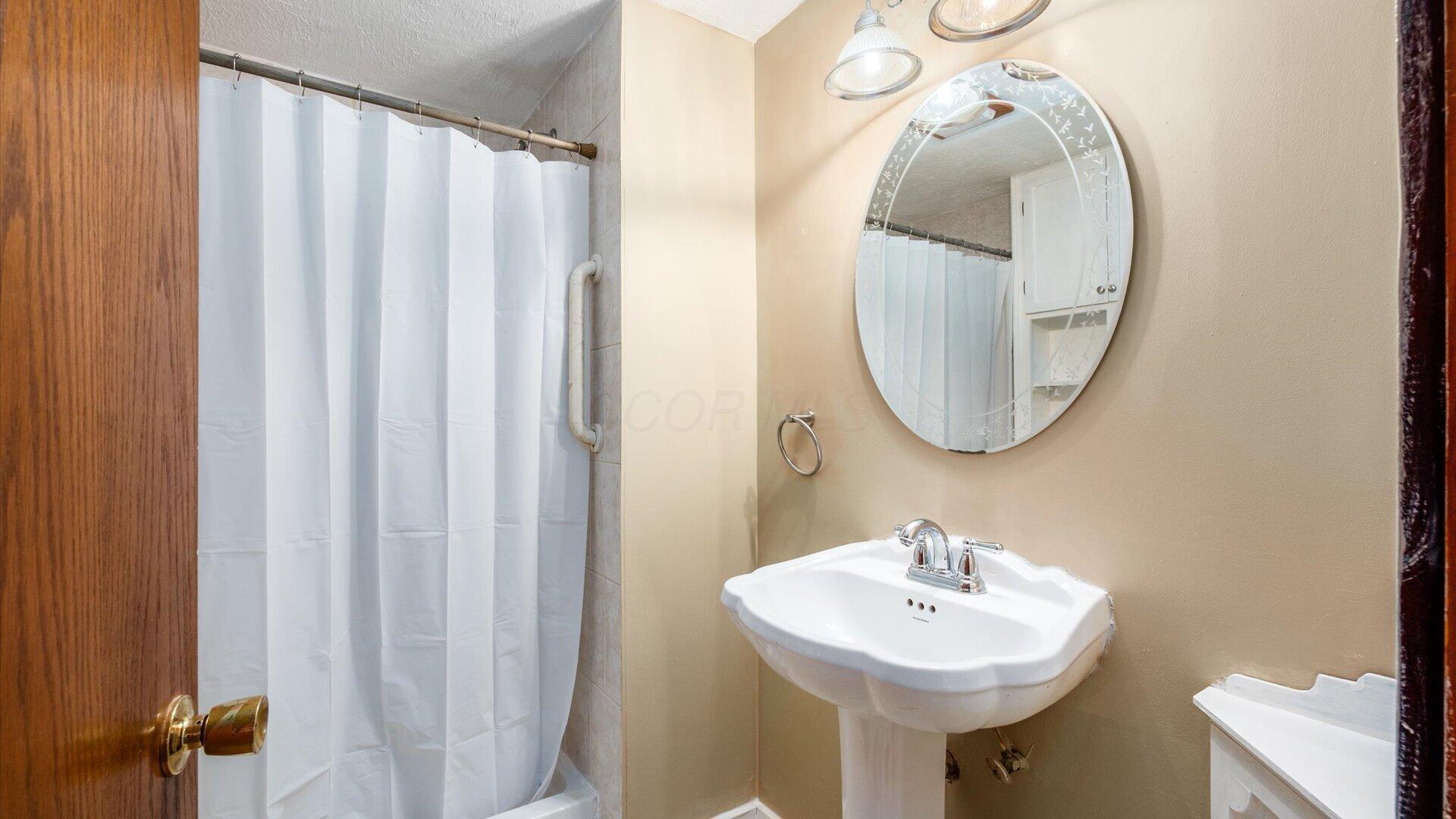 168 Waterworks Road Newark, OH 43055 - Photo 16 of 36 Full Bathroom #1