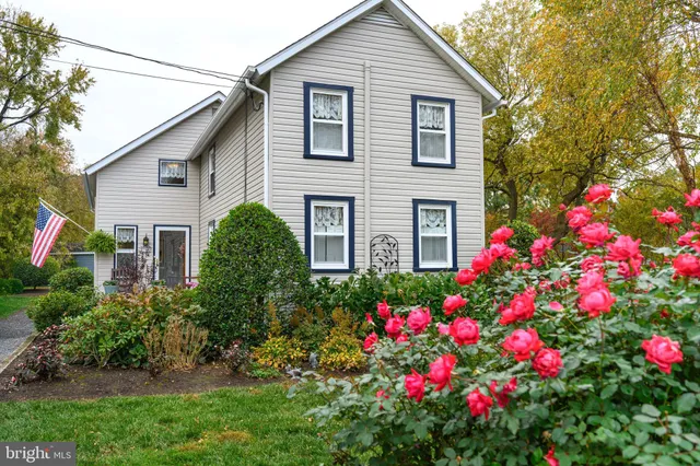 a house view with a outdoor space