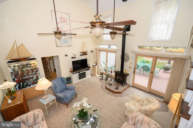 a view of a livingroom with furniture and windows