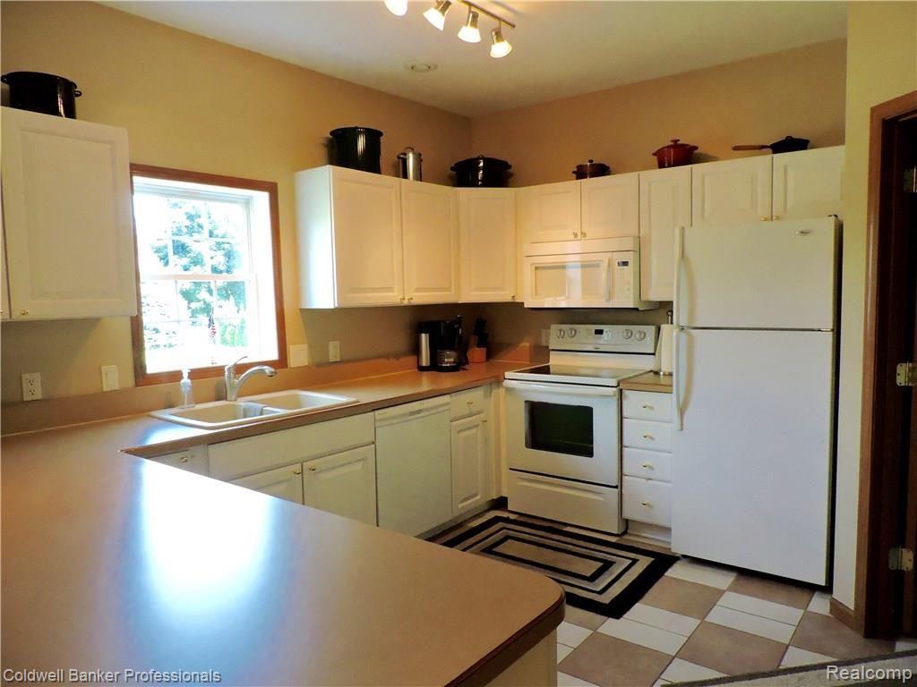 34211 24 Mile Road New Baltimore, MI 48047 - Photo 3 of 25 Large country kitchen.