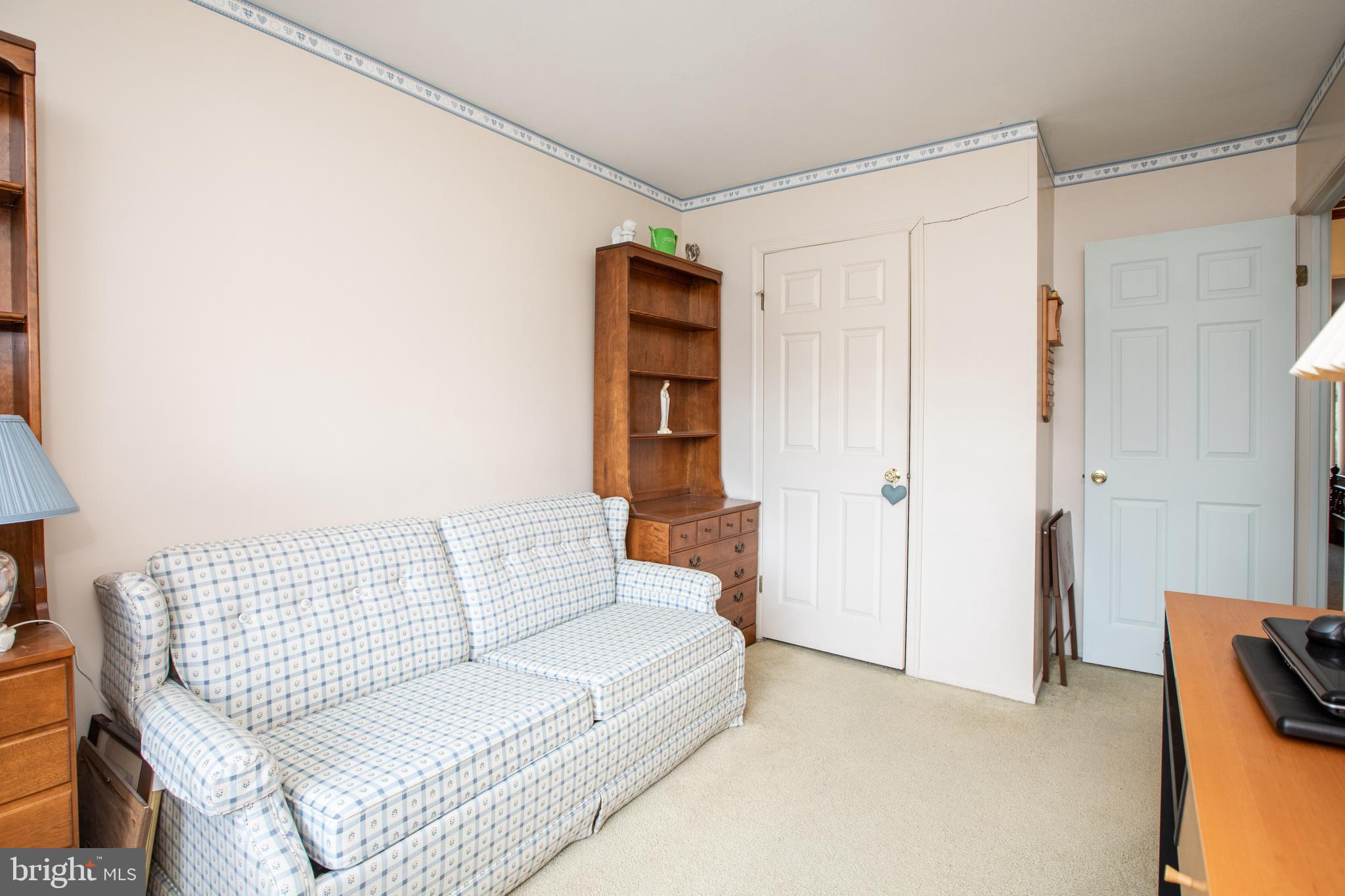 34 Kelly Court Hamilton, NJ 08690 - Photo 18 of 31 a living room with furniture and a ceiling fan