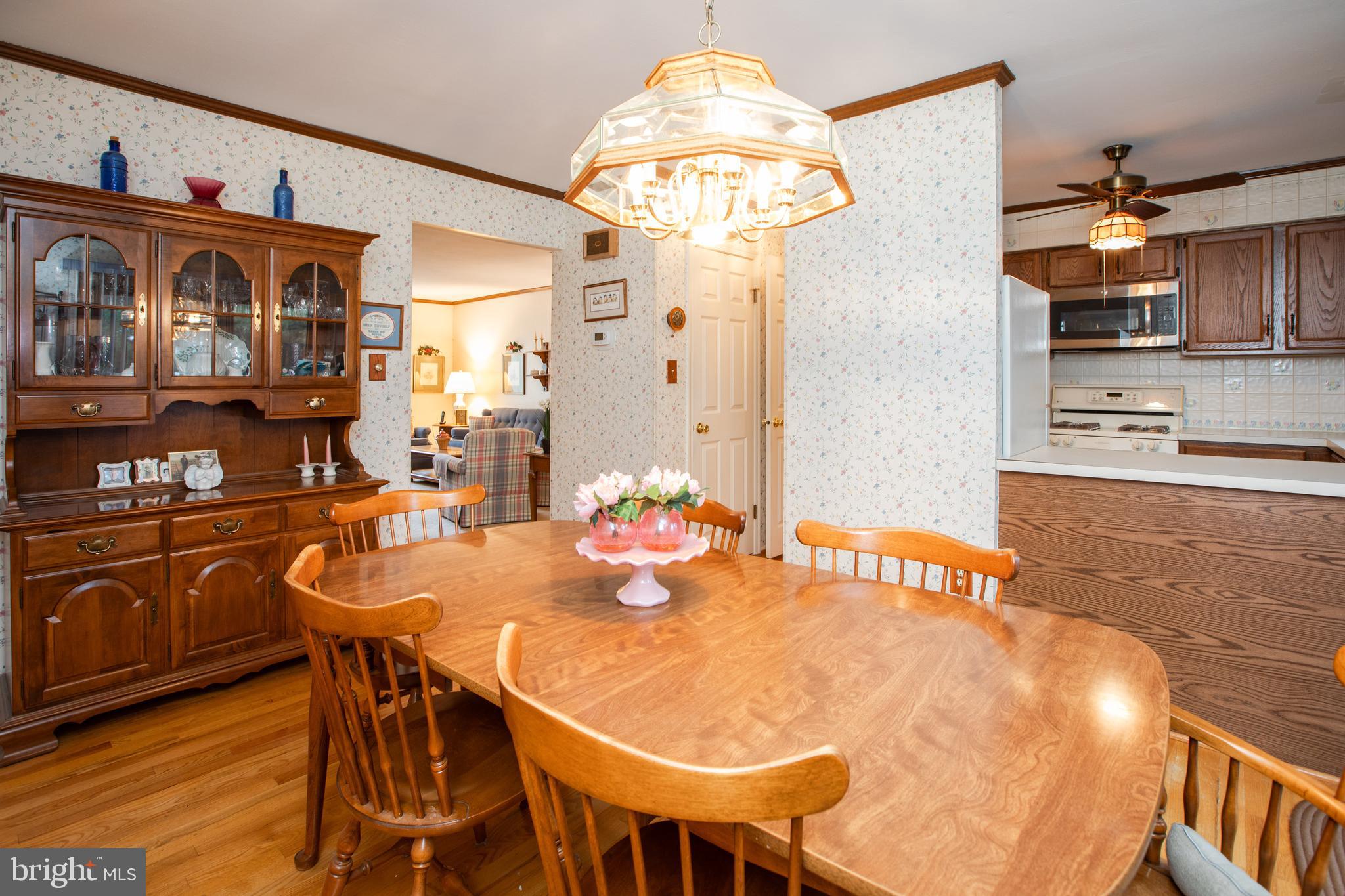 34 Kelly Court Hamilton, NJ 08690 - Photo 8 of 31 a dining table chair and appliances