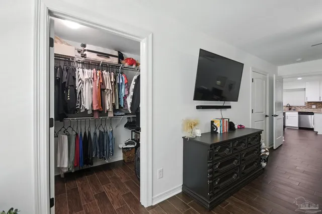 a view of a house with backyard and porch