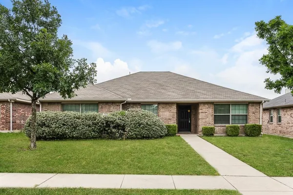 $2,210 | 610 Canvas Court, Lancaster, TX 75146