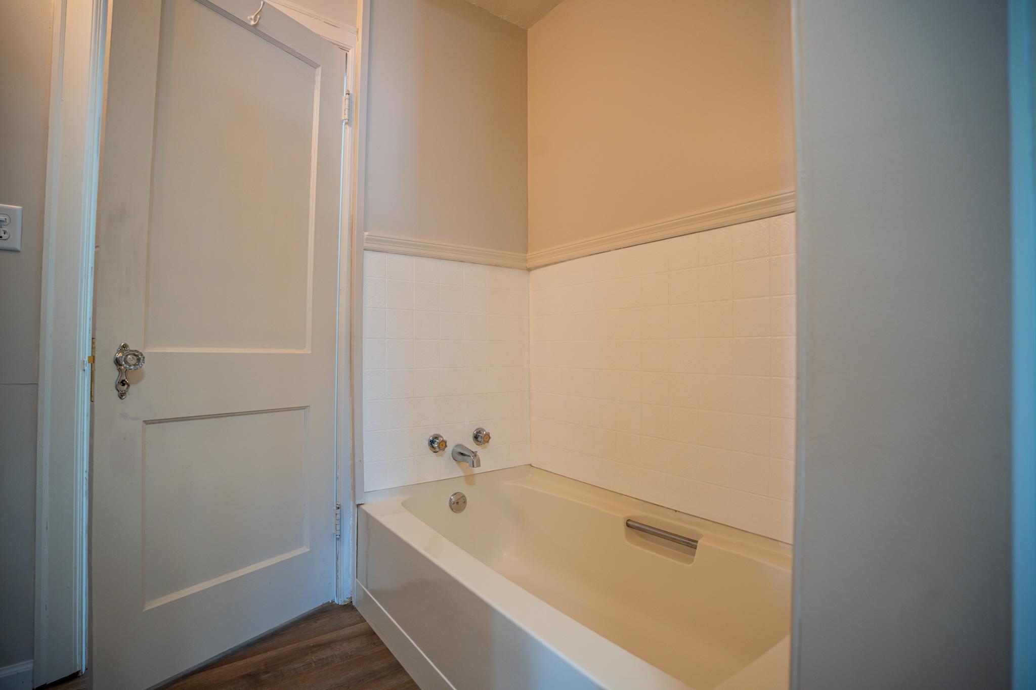 1070 North 8th Street Rochelle, IL 61068 - Photo 56 of 66 a bathroom with a tub and shower