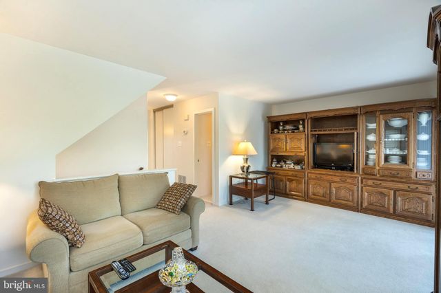 $525,000 | 6814 Deer Run Drive, Alexandria, VA 22306