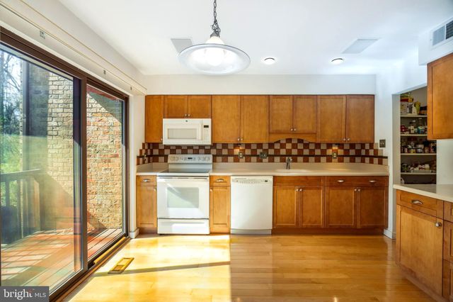 $525,000 | 6814 Deer Run Drive, Alexandria, VA 22306