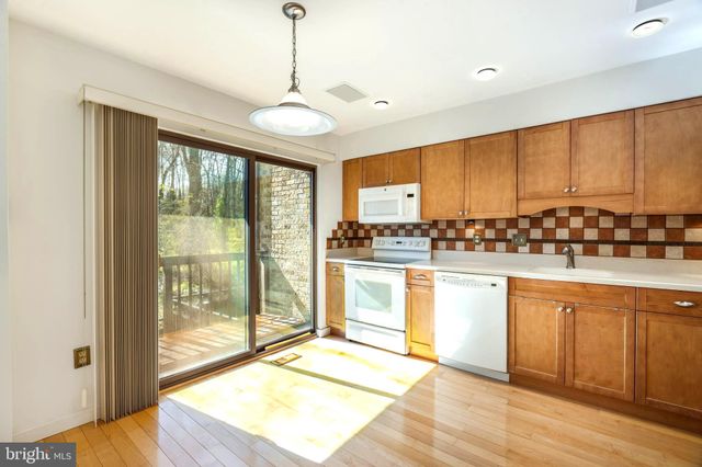 $525,000 | 6814 Deer Run Drive, Alexandria, VA 22306