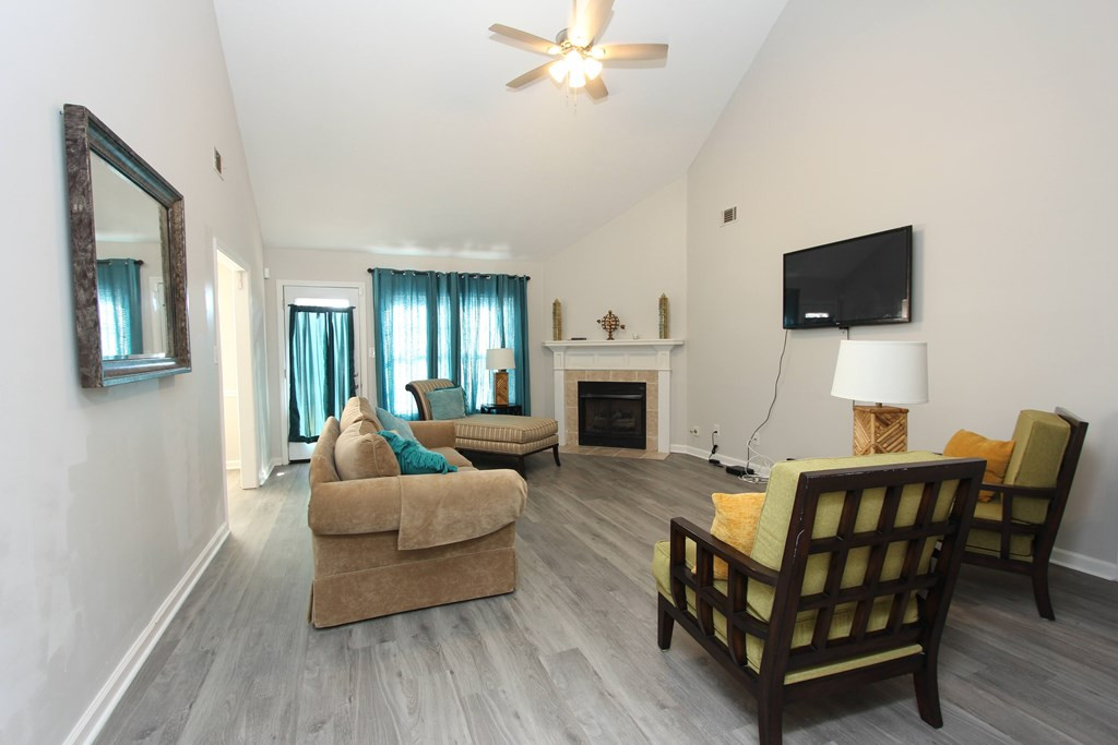 4441 Silverton Road Augusta, GA 30909 - Photo 4 of 20 Living/Den Area