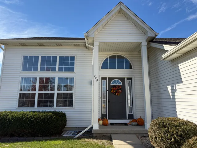 $330,000 | 729 River Edge Circle, Ottawa, IL 61350