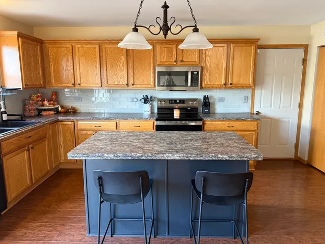 $330,000 | 729 River Edge Circle, Ottawa, IL 61350