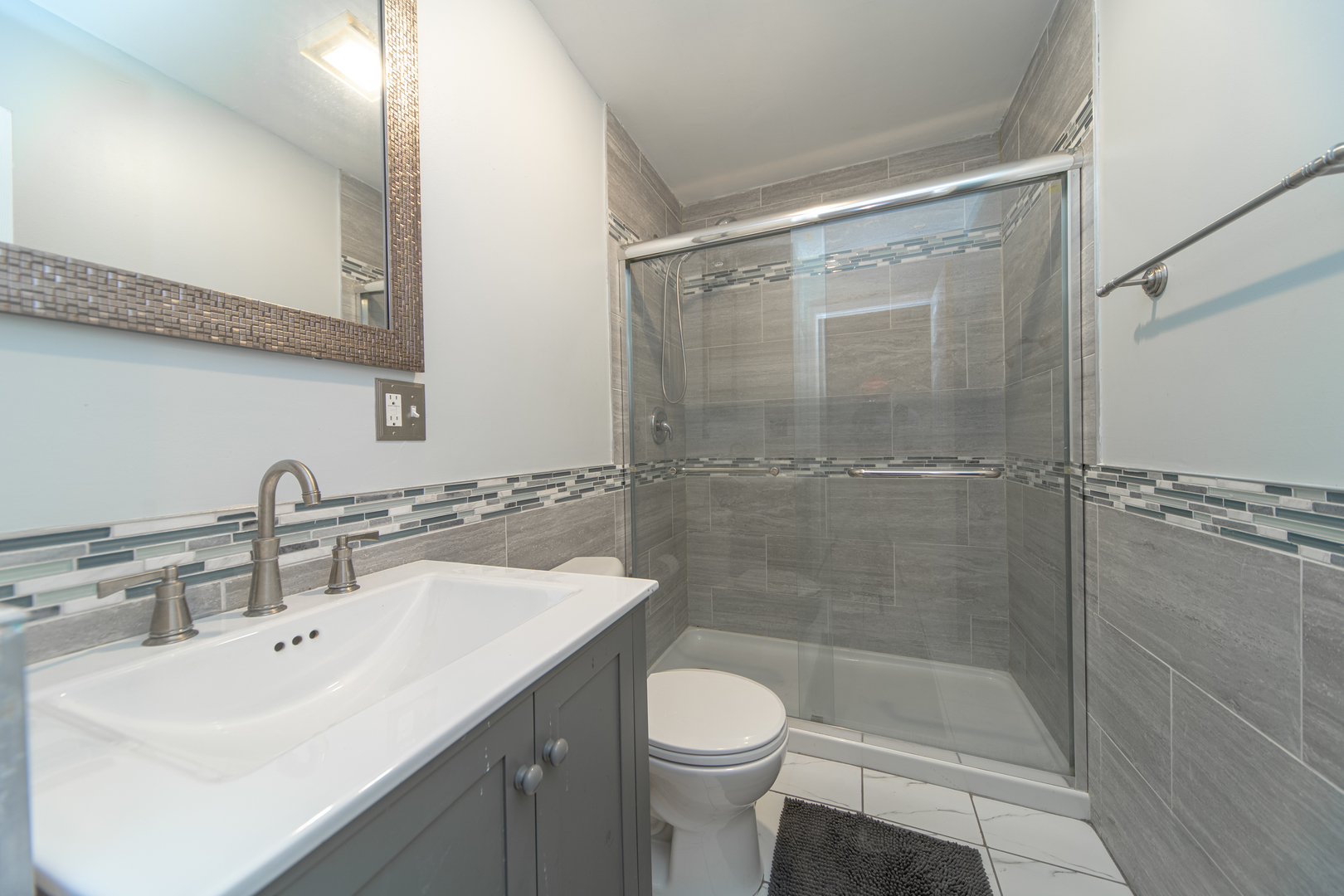 543 Rose Avenue Addison, IL 60101 - Photo 11 of 18 a bathroom with a sink toilet and shower