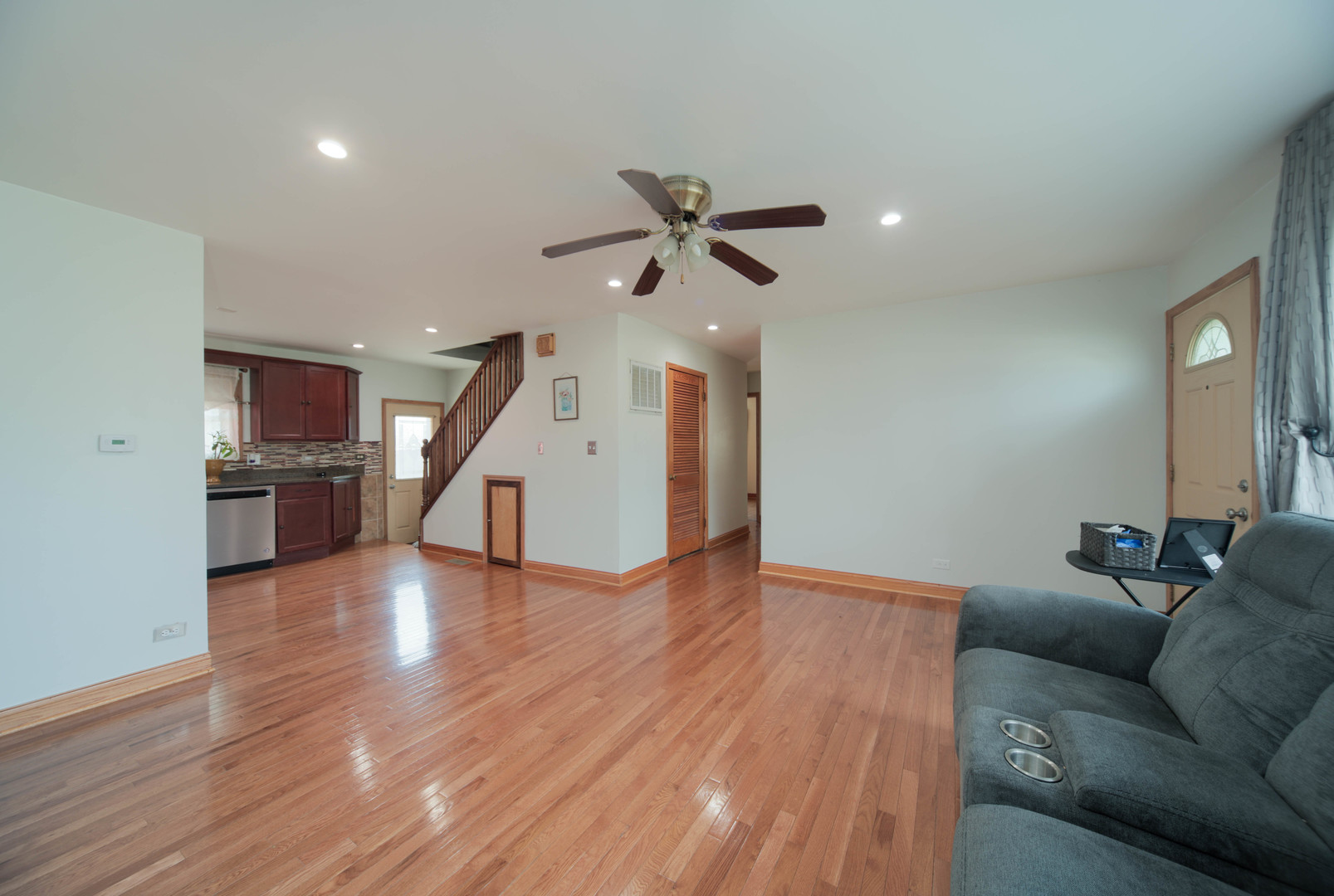 543 Rose Avenue Addison, IL 60101 - Photo 5 of 18 a living room with furniture and kitchen view
