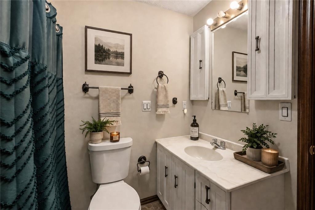 255 Claytonia Road Butler, PA 16001 - Photo 27 of 50 VIRTUALLY STAGED- Conveniently located next to the primary bedroom, this main-level full bath offers a tub/shower combination, single vanity, and linen closet, along with an additional hall linen closet for added storage.