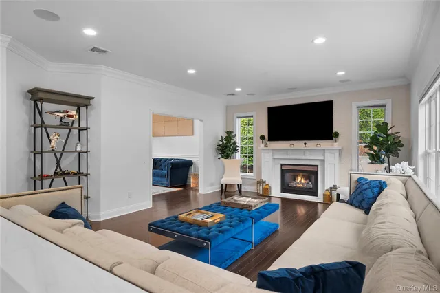 $1,200,000 | 7 Park View Lane, Lake Grove, NY 11755