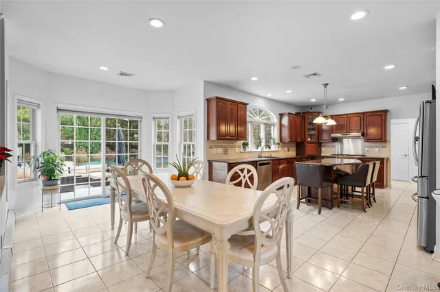 $1,200,000 | 7 Park View Lane, Lake Grove, NY 11755