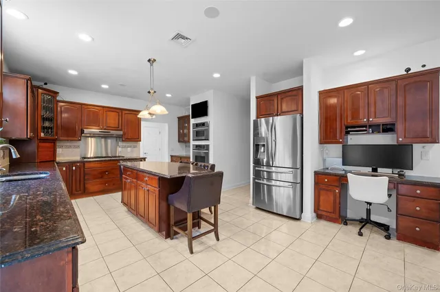 $1,200,000 | 7 Park View Lane, Lake Grove, NY 11755