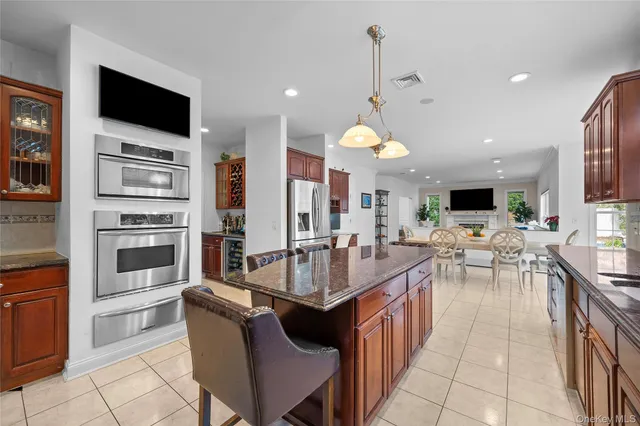 $1,200,000 | 7 Park View Lane, Lake Grove, NY 11755