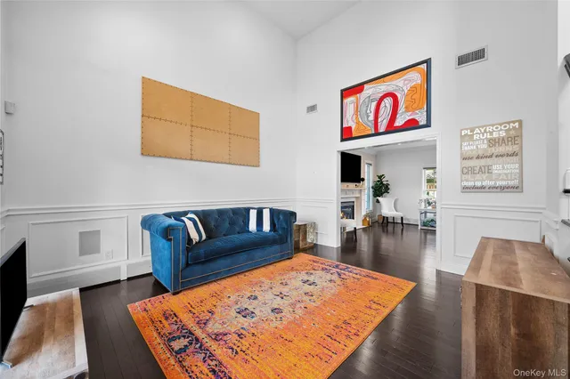 $1,200,000 | 7 Park View Lane, Lake Grove, NY 11755