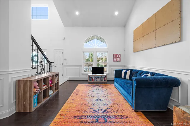 $1,200,000 | 7 Park View Lane, Lake Grove, NY 11755