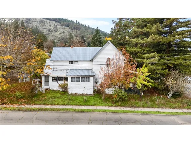 $225,000 | 606 Northwest Nichol Avenue, Myrtle Creek, OR 97457