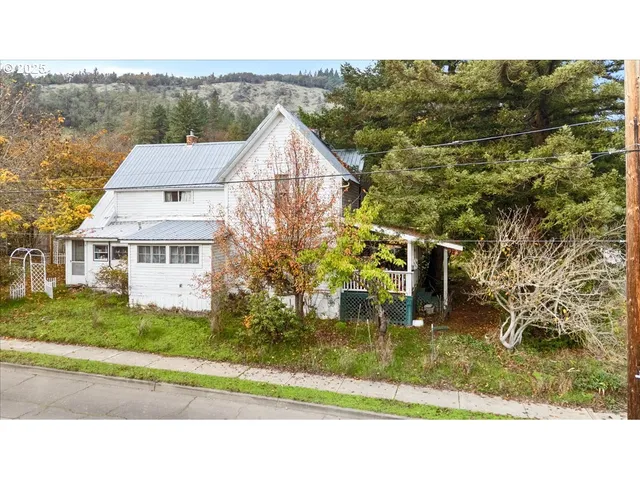 $225,000 | 606 Northwest Nichol Avenue, Myrtle Creek, OR 97457