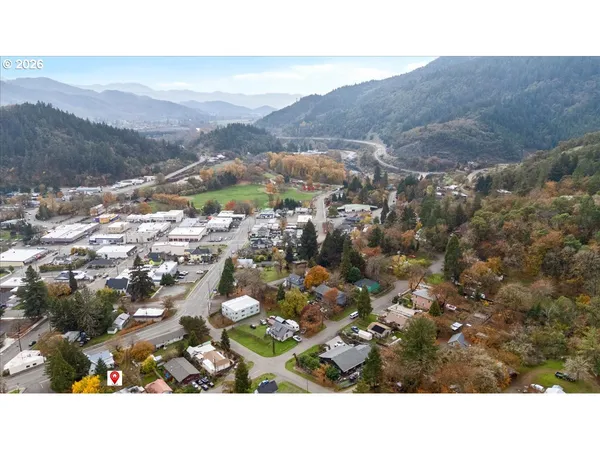 $165,000 | 606 Northwest Nichol Avenue, Myrtle Creek, OR 97457