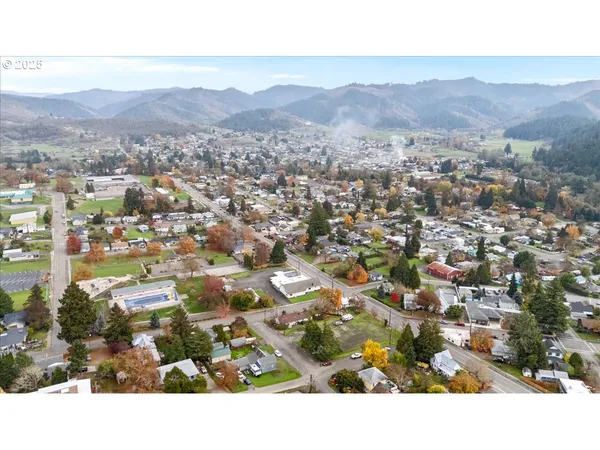 $165,000 | 606 Northwest Nichol Avenue, Myrtle Creek, OR 97457