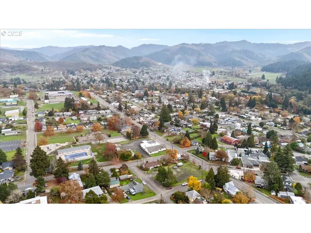 $225,000 | 606 Northwest Nichol Avenue, Myrtle Creek, OR 97457