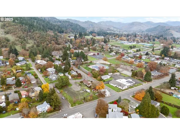 $165,000 | 606 Northwest Nichol Avenue, Myrtle Creek, OR 97457