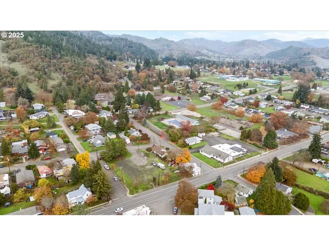 $225,000 | 606 Northwest Nichol Avenue, Myrtle Creek, OR 97457