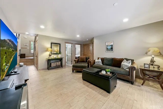 $1,316,000 | 1658 Crystal Air Drive, South Lake Tahoe, CA 96150