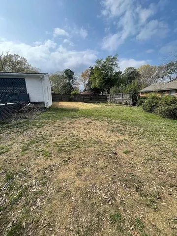 a view of a backyard