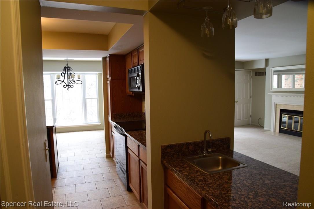 1665 Huntington Park Rochester, MI 48309 - Photo 7 of 39 Wet bar