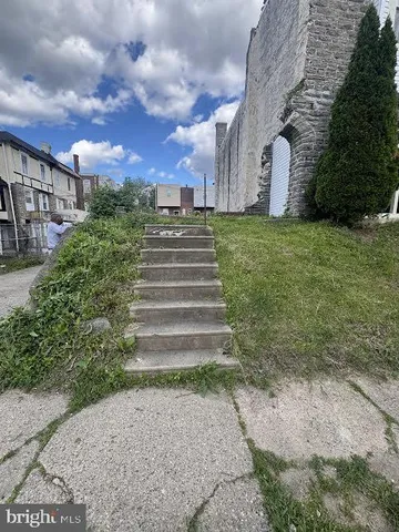 a view of a yard in front of a building