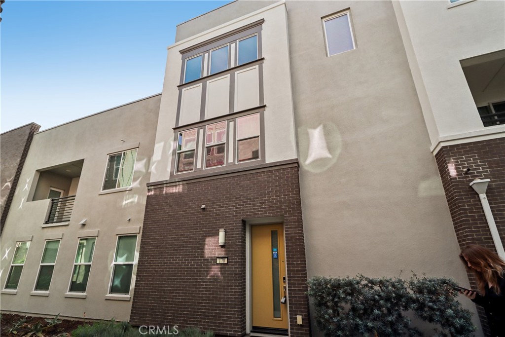 170 Fable Irvine, CA 92618 - Photo 1 of 27 front view of a building