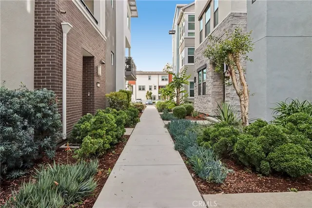 a view of a pathway with house on both side