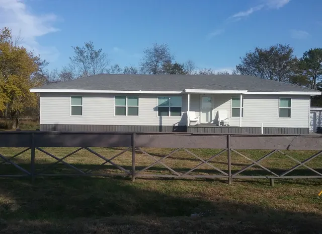 a view of a house with backyard