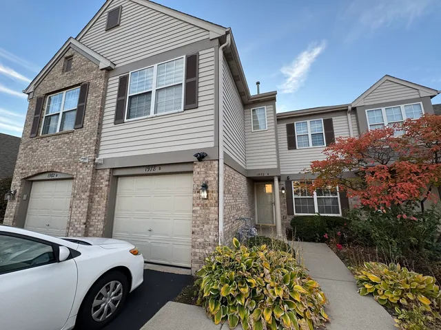 $2,400 | 1978 Gary Court, Unit B, Schaumburg, IL 60193