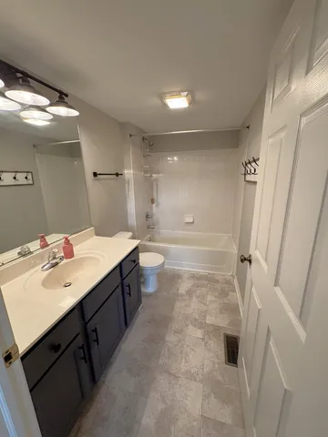 $2,400 | 1978 Gary Court, Unit B, Schaumburg, IL 60193