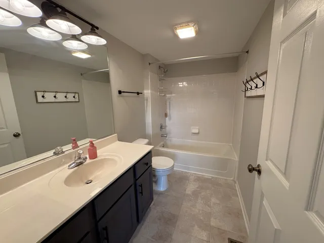 $2,400 | 1978 Gary Court, Unit B, Schaumburg, IL 60193