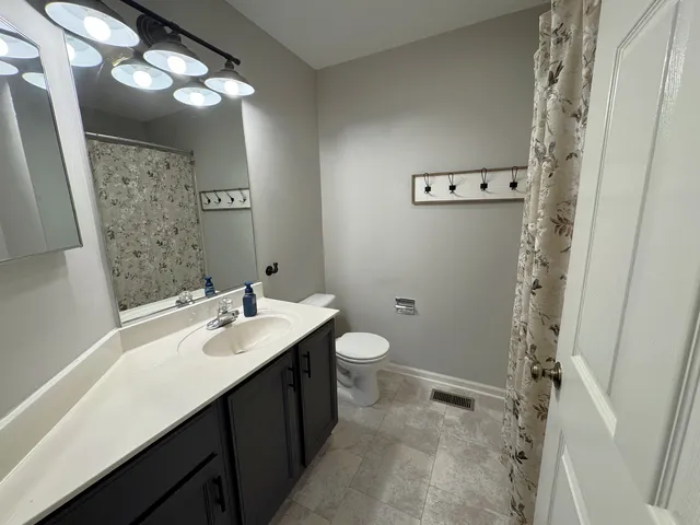 $2,400 | 1978 Gary Court, Unit B, Schaumburg, IL 60193