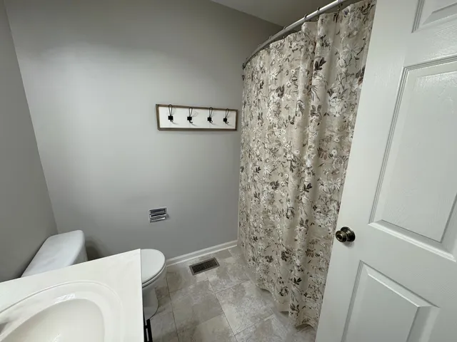 $2,400 | 1978 Gary Court, Unit B, Schaumburg, IL 60193