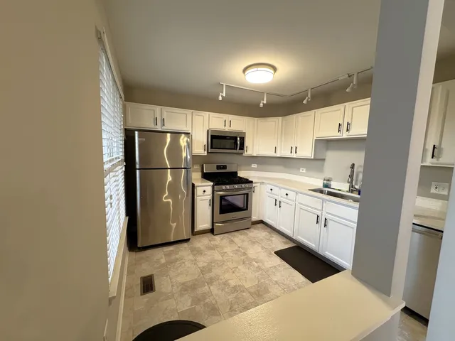 $2,400 | 1978 Gary Court, Unit B, Schaumburg, IL 60193