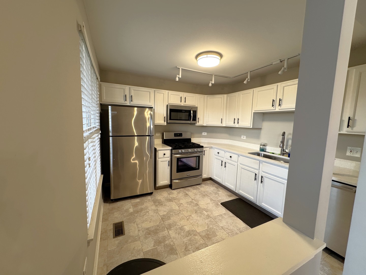 1978 Gary Court, Unit B Schaumburg, IL 60193 - Photo 5 of 18